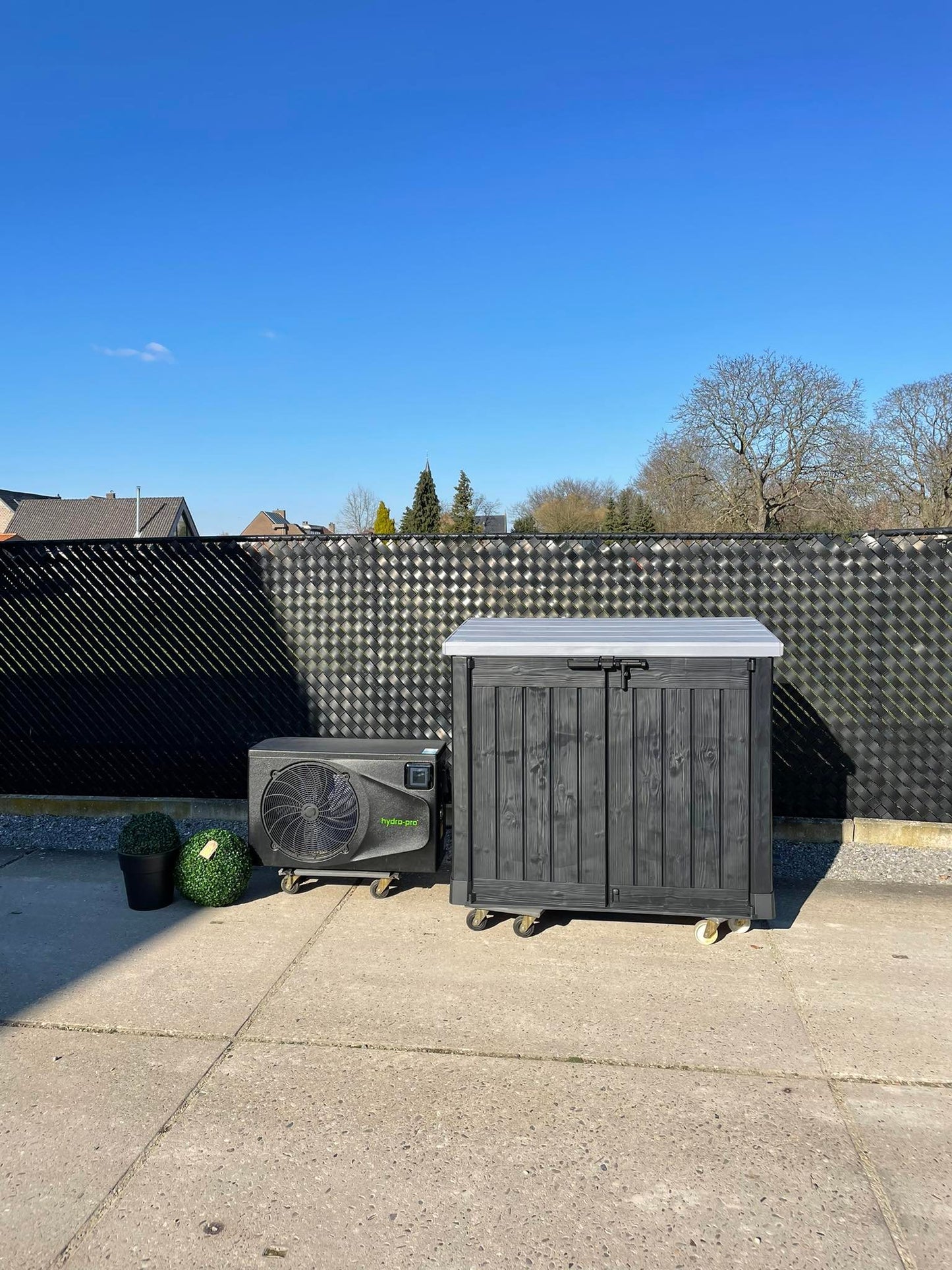 Technische kast met zwembadinstallatie.