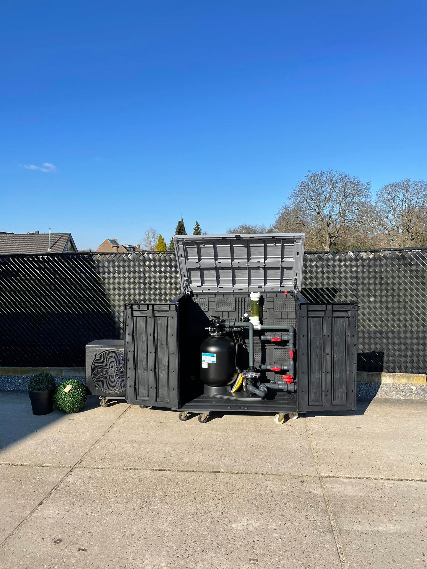 Technische kast met zwembadinstallatie.