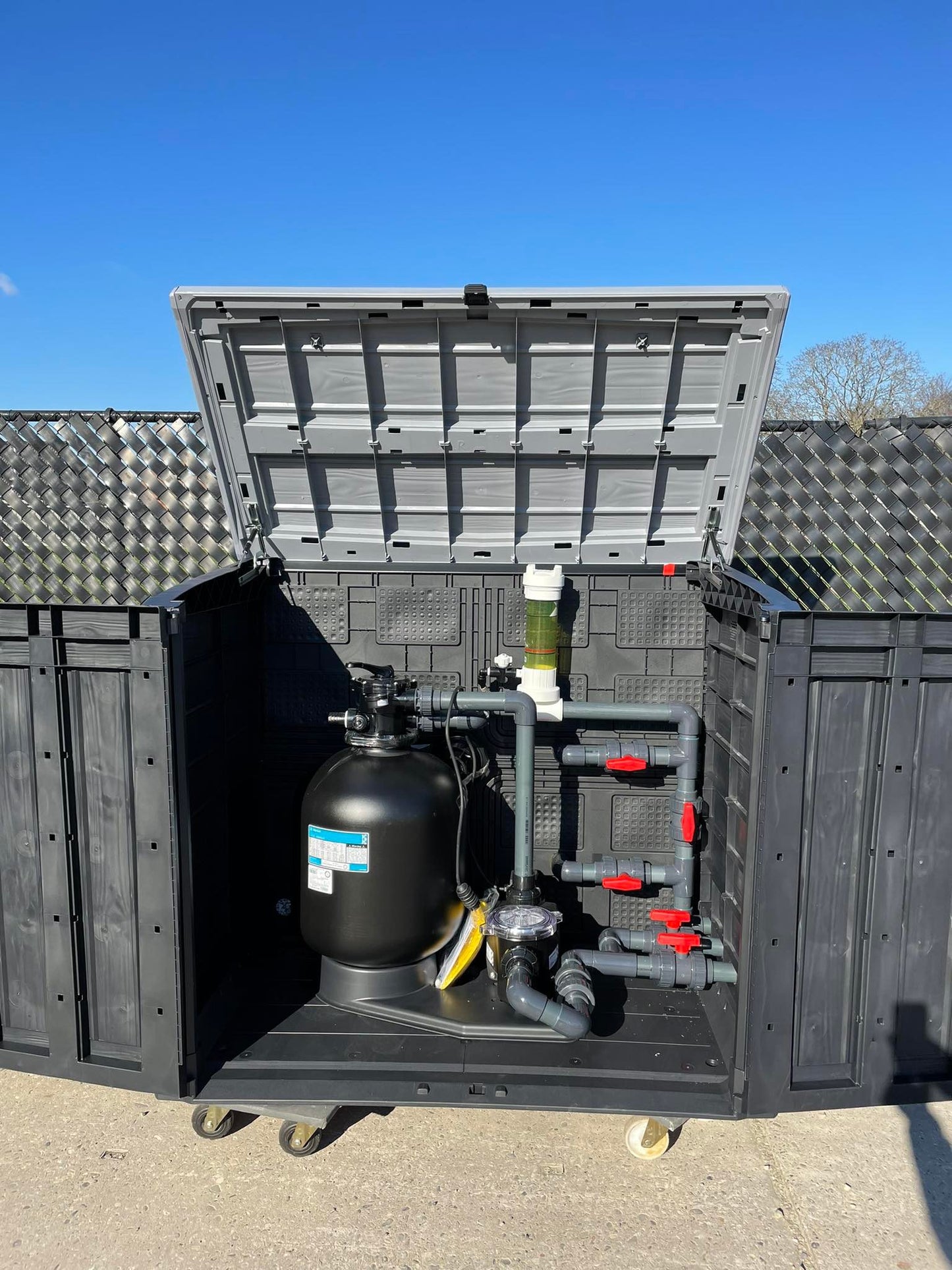 Technische kast met zwembadinstallatie.